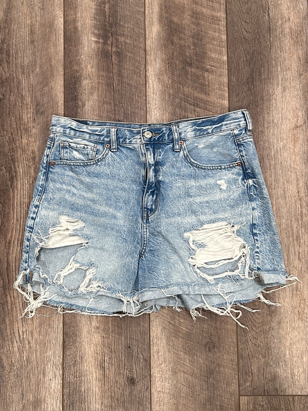 American Eagle Distressed Mom Short